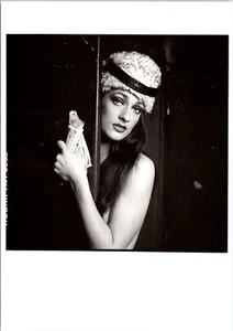 PRETTY WOMAN AND CASH : BY THIERRY DIWO : TRANSVESTITE : MODERN LITHO POSTCARD - Picture 1 of 2