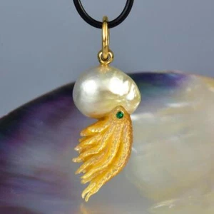Nautilus Anhänger Süd See Perle Mit Perlmutt Schnitzerei & Smaragd 9.29 G - Bild 1 von 12