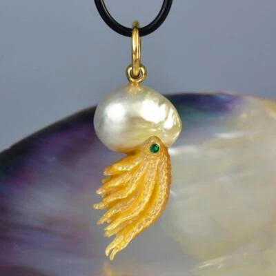 Nautilus Anhänger Südseeperle Mit Perlmutt Schnitzerei & Smaragd 9,29 g - Bild 1 von 4