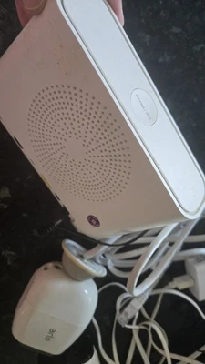 Sistema Arlo Pro 2 usado con dos cámaras y estación base VMB4000. Foto 1 de 4