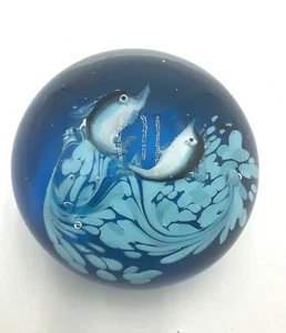 Fermacarte in vetro artistico delfino spruzzi acqua scena oceano 3" rotondo - Foto 1 di 6