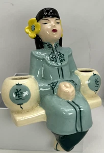 WEIL Ware California Pottery Asian Girl on Bench Shelf Sitter Vase #4045 Keramik - Bild 1 von 11