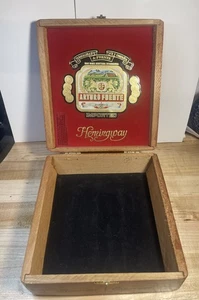 Arturo Fuente Classic Hemingway Reserva Empty Wood Cigar Box 7.75" x 7.25" x 2.5 - Picture 1 of 3