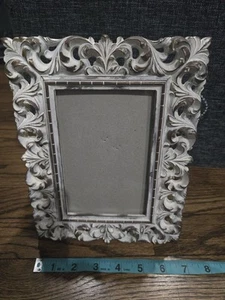 Cornice portafoto stile barocco vittoriano ornata patina bianca invecchiata resina 4”x6” - Foto 1 di 3