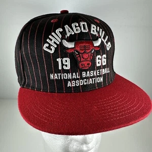 Ultra Game NBA Chicago Bulls schwarz rot Nadelstreifen 1966 Logo Snapback Mütze neu mit Etikett - Bild 1 von 7