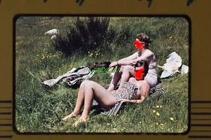 Dia 2 Frauen auf Rügen Badeanzug im Gras 1962 - Picture 1 of 1