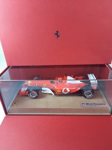 Hot Wheels Ferrari F2003-GA #1 M. Schumacher WC 2003 1/18 FERRARI DEALER BOX - Foto 1 di 4