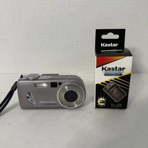 Cámara digital Sony Cyber-shot DSC-P10 5,0 MP plateada con batería y cambiador funciona - Imagen 1 de 11