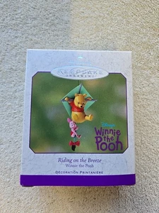 Riding on the Breeze Winnie the Pooh 2001 sello adorno recuerdo primavera BX11 - Imagen 1 de 6