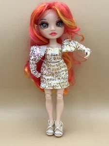 Rainbow High Laurel Devious Zwilling Modepuppe rot orange Haare Kleid Schuhe - Bild 1 von 5