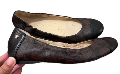 Zapatos planos de ballet para mujer Coach Callie Logo C marrón/negro talla 6B años 2000 Y2K preppy Foto 1 de 4