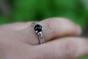 Anillo Calavera Gótica con Ónix Negro Talla 7 Delicada Mujer Joyería Gótica - Imagen 1 de 9