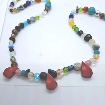 Collar artesanal de cuentas de piedra, vidrio y cristal con coral Foto 1 de 3