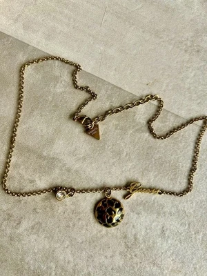 GUESS Halskette Goldfarben mit Schriftzug und Strass Leo-Anhänger Schmuck 50cm - Bild 1 von 4