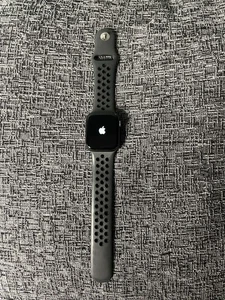Apple Watch SE  40mm Black Aluminium Case/Black Sport Band +LTE - Picture 1 of 5