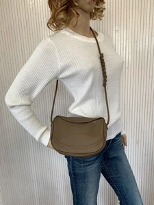 Kleine Umhängetasche genarbtes Leder Farbe taupe S144 - Bild 1 von 11