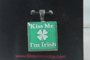 Life Tiles Pendant By Demdaco Made In USA 'Kiss Me I'm Irish' NEW In Pkg - Picture 1 of 5