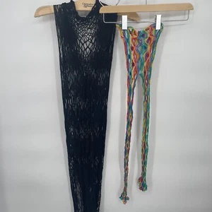 Abito nero all'uncinetto e pantaloni arcobaleno all'uncinetto - Foto 1 di 5
