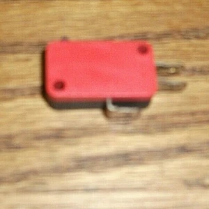 CE MICROSWITCH SINGLE POLE DOUBLE THROW  1.6A  AC, .6A DC PRE OWNED - Picture 1 of 2
