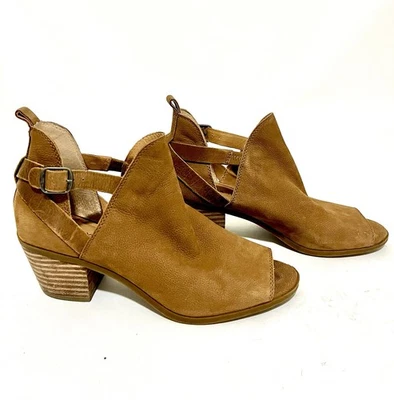 Botas Lucky Brand para mujer con hebilla peep-toe tacón bloque, gamuza marrón, talla 8M/38 Foto 1 de 4
