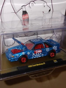 M2 MACCHINE 2024 COCA COLA HOLIDAY 1988 FORD MUSTANG GT CHASE 1/750 LMITED - Foto 1 di 7
