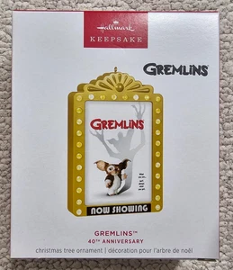 Hallmark Andenken Weihnachtsschmuck Gremlins 40th Anniversary Schild 2024 LESEN - Bild 1 von 3
