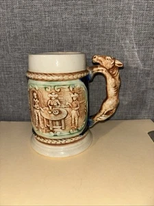 Beer Stein Kitschy 3 vaqueros alrededor caballo de mesa con mango 5,5” de altura - Imagen 1 de 5
