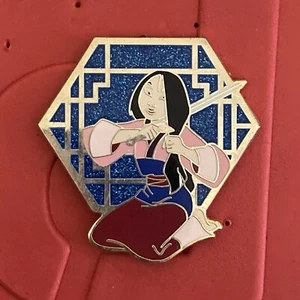 Mulan LE Disney Pin Haarschnitt Jubiläum Schwert klassische Filmszene Disney Store - Bild 1 von 2