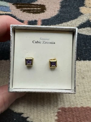 Nuevos aretes de circonita cúbica genuinos tono dorado, púrpura claro 5 mm con caja Foto 1 de 4