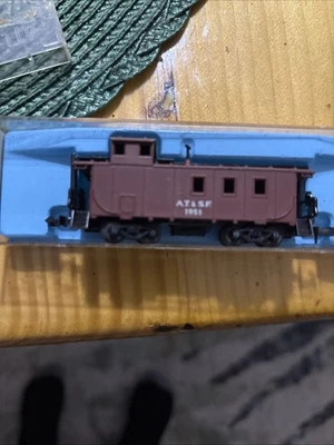 Atlas N Scale 2271 Santa Fe Caboose AT&SF #1951 - Image 1 of 2