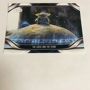 2021 Topps Star Wars Mandalorian S1&2 UK Base #132 The Child and the Stone - Bild 1 von 2