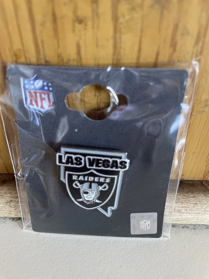 Nova primeira edição 2020! - Broche de lapela Las Vegas Raiders "Nevada State" licenciado pela NFL - Imagem 1 de 1