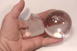 Schöne Quarz Kristall Kugel + natürliche Kristallspitze + Regenbogen LED Licht - CR - Bild 1 von 12