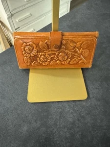 Vintage 70s Leather Ladies Wallet Hand Tooled Embossed Floral - Picture 1 of 7