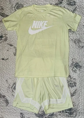 Conjunto de camiseta y pantalones cortos Nike lima/blanco para niñas talla/pequeño (8-9) Foto 1 de 4