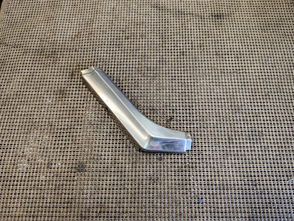 Buick Wildcat 1965 LeSabre LH guardabarros delantero esquina moldura lateral palo de hockey Foto 1 de 4