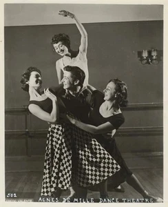 *LEGENDARY DANCER CHOREOGRAPHER AGNES DE MILLE DANCERS 1953 SILVER PRINT PHOTO* - Picture 1 of 2