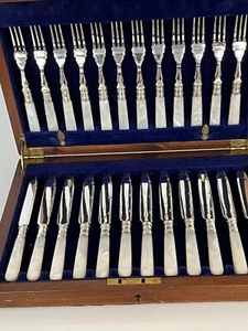 EICHENGEHÄUSE SET MIT 12 VERSILBERTEN & MOPP OBSTMESSERN & 12 GABELN (MOP-NNN) - Bild 1 von 6