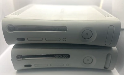 Lote de 2 Consolas Microsoft Xbox 360 - RROD - Para Piezas o Reparación. Bandeja de discos Foto 1 de 4