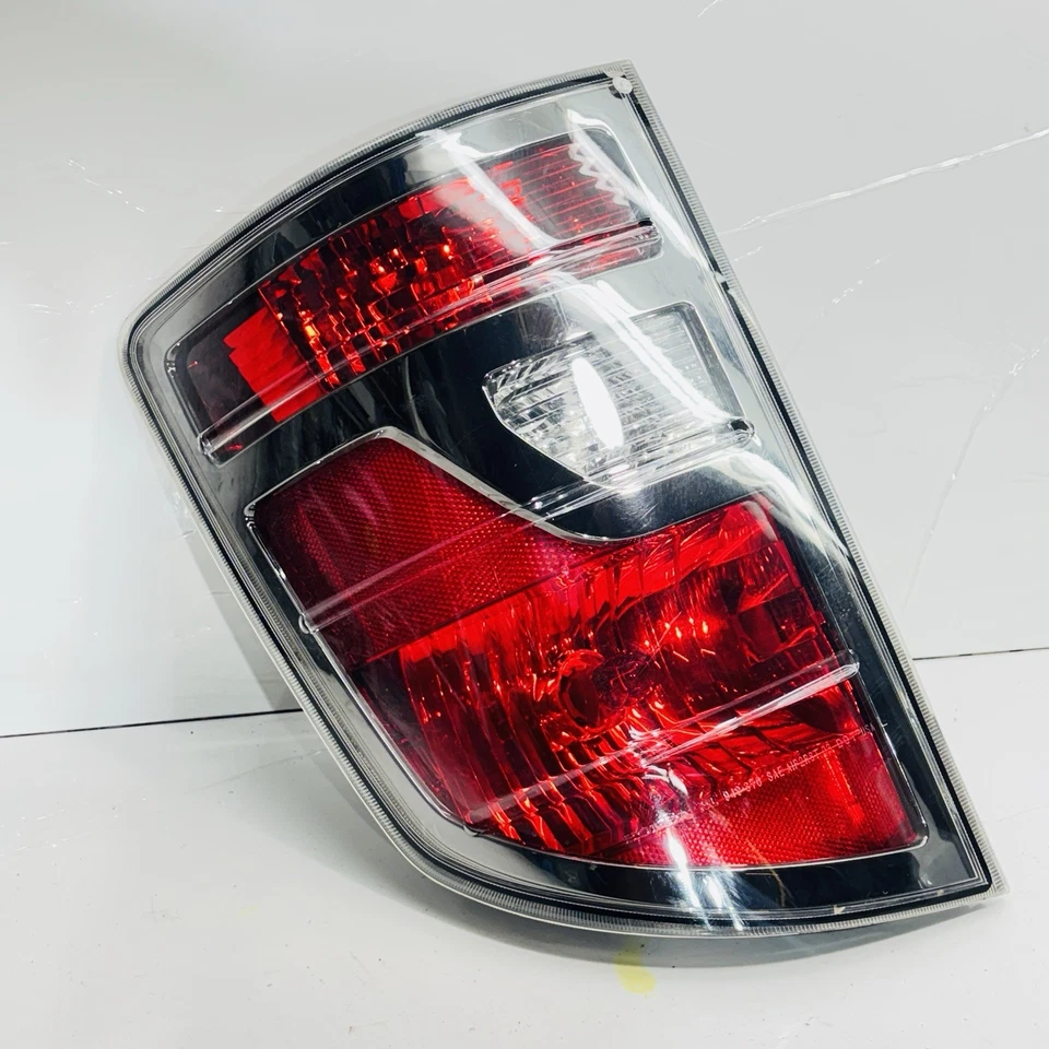 Lámpara trasera halógena del lado izquierdo del conductor OEM para Honda Ridgeline RT, RTL, RTS Foto 1 de 4