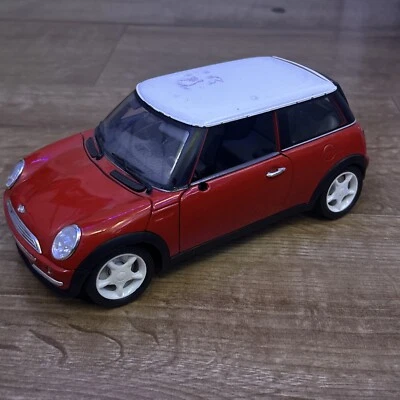 Burago red 2001 Mini Cooper With White Roof, scale 1:18, Made In italy, vintage! - Image 1 of 4