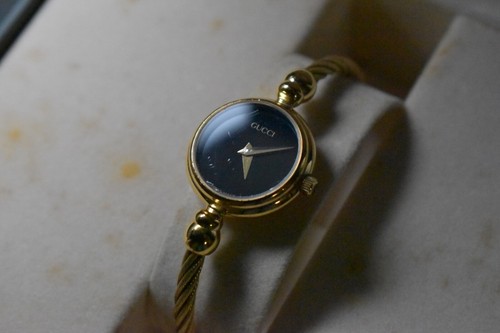 Orologio da donna Gucci 2700.2.L quadrante nero conchiglia bracciale oro quarzo [N come nuovo] W136