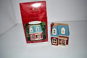 HALLMARK 1999 ORNAMENT NOSTALGIC HOUSES HOUSE ON HOLLY LANE 16TH #QX6349 NIB - Picture 1 of 3