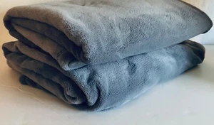 Lotto di 2 coperte da lancio in morbido pile grigio Broyhill - 50" x 70" - Foto 1 di 5