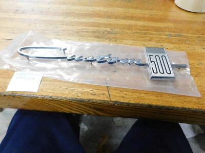 НОВЫЙ ИЗ СТАРЫХ ЗАПАСОВ 1964 FORD GALAXIE ПОЛЬЗОВАТЕЛЬСКИЙ 500 ЧЕТВЕРТЬ ПАНЕЛИ ЭМБЛЕМА ШИЛЬДИК LH C4AZ6225623A - Изображение 1 из 4