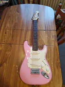 Fender Squier Mini Pink Stratocaster E-Gitarre - Bild 1 von 10