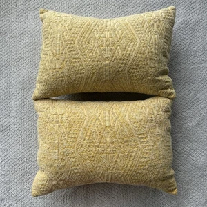 Pier 1 Imports gelbe strukturierte Lendenwirbelkissenbezüge (2) - Bild 1 von 6