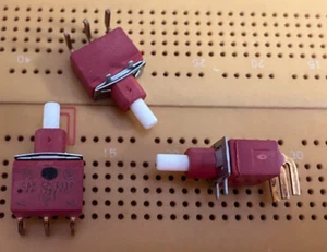 Interruptor de botón momentáneo 4A SPDT IP40 ángulo recto PCB C&K E112 varias cantidades - Imagen 1 de 7