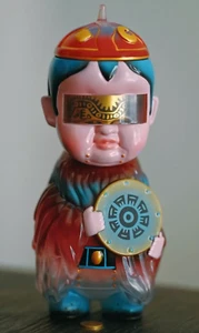 DAWANGTOY AMAKUMA Person Red Cap Version Sammlerstück seltene Sofubi Figur auf Lager - Bild 1 von 2