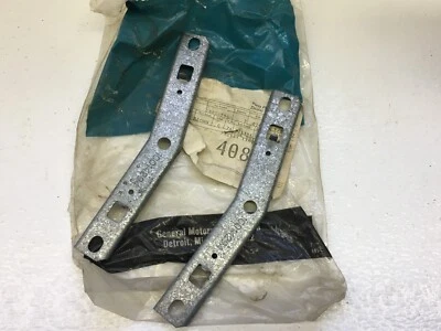 Par de parachoques delantero fascia retenedores exteriores GM NOS 1982-87 Pontiac Grand Prix Foto 1 de 4